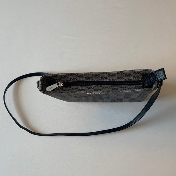 Michael Kors Large Black Messenger Bag - Picture 4 of 8